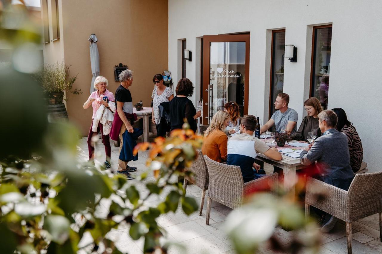 Weingut Und Gaestezimmer Perner Bed and Breakfast Ehrenhausen Εξωτερικό φωτογραφία